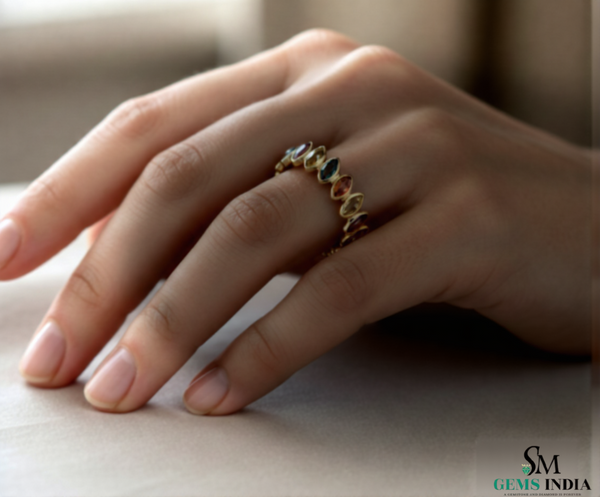 Doppelter Smaragd-Ring in offenem Design aus 14 Karat Gold – Band mit quadratisch und rund geschliffenen grünen Edelsteinen