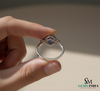 Doppelter Smaragd-Ring in offenem Design aus 14 Karat Gold – Band mit quadratisch und rund geschliffenen grünen Edelsteinen