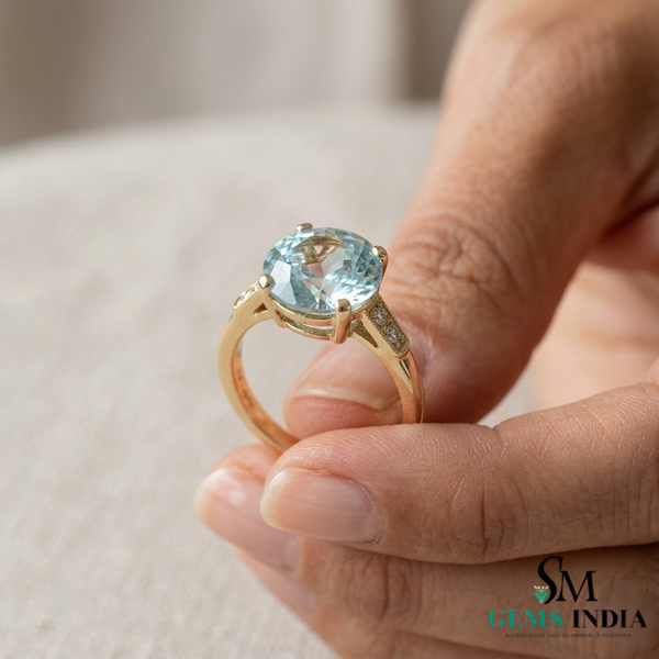Doppelter Smaragd-Ring in offenem Design aus 14 Karat Gold – Band mit quadratisch und rund geschliffenen grünen Edelsteinen