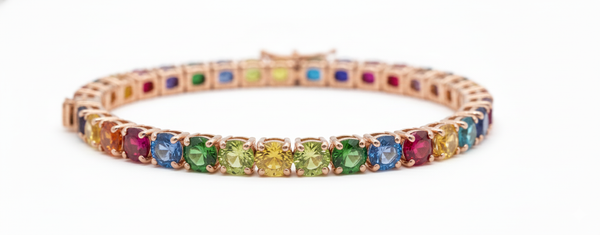 Doppelter Smaragd-Ring in offenem Design aus 14 Karat Gold – Band mit quadratisch und rund geschliffenen grünen Edelsteinen