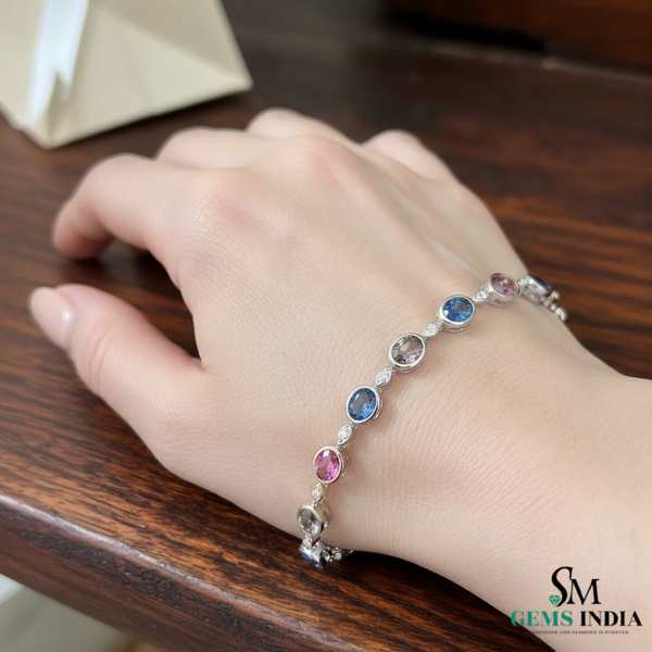 Doppelter Smaragd-Ring in offenem Design aus 14 Karat Gold – Band mit quadratisch und rund geschliffenen grünen Edelsteinen