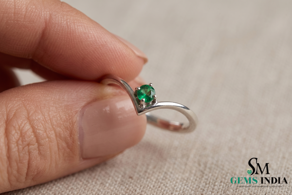 Dainty V Band Emerald Ring – Minimalist 14k Gold Solitaire Ring