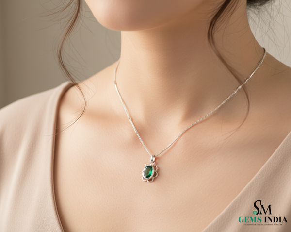 Vintage Style Oval Emerald Gold Pendant – Elegant Floral Frame