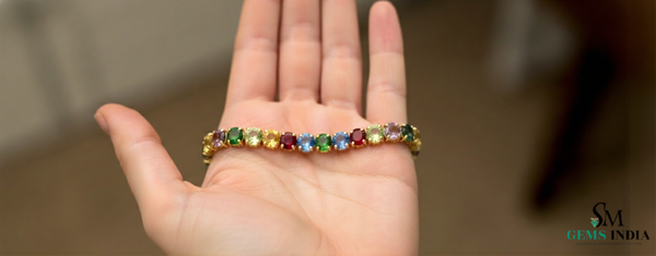 Doppelter Smaragd-Ring in offenem Design aus 14 Karat Gold – Band mit quadratisch und rund geschliffenen grünen Edelsteinen