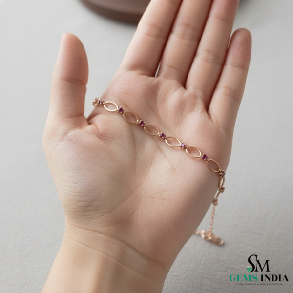 Doppelter Smaragd-Ring in offenem Design aus 14 Karat Gold – Band mit quadratisch und rund geschliffenen grünen Edelsteinen