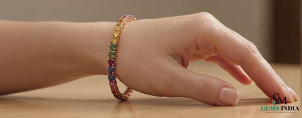 Doppelter Smaragd-Ring in offenem Design aus 14 Karat Gold – Band mit quadratisch und rund geschliffenen grünen Edelsteinen