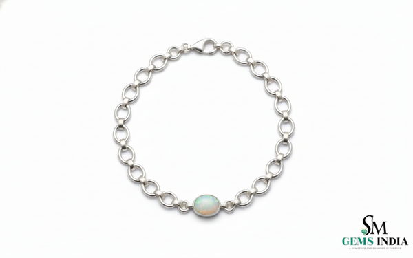 Doppelter Smaragd-Ring in offenem Design aus 14 Karat Gold – Band mit quadratisch und rund geschliffenen grünen Edelsteinen