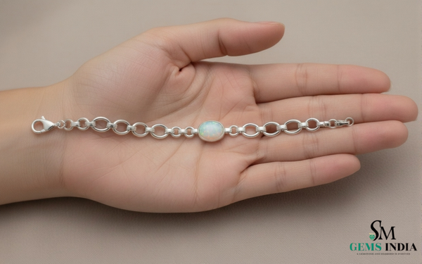 Doppelter Smaragd-Ring in offenem Design aus 14 Karat Gold – Band mit quadratisch und rund geschliffenen grünen Edelsteinen