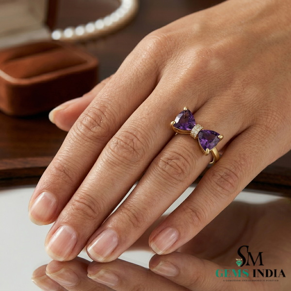 Doppelter Smaragd-Ring in offenem Design aus 14 Karat Gold – Band mit quadratisch und rund geschliffenen grünen Edelsteinen