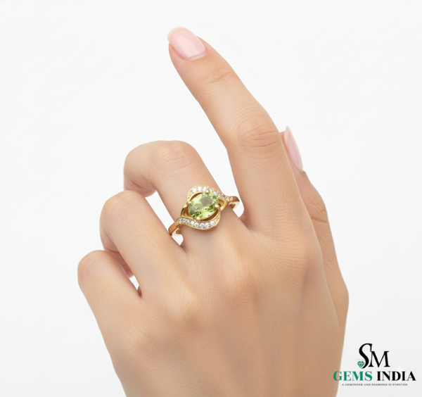 Doppelter Smaragd-Ring in offenem Design aus 14 Karat Gold – Band mit quadratisch und rund geschliffenen grünen Edelsteinen