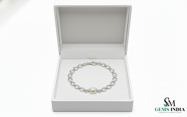 Doppelter Smaragd-Ring in offenem Design aus 14 Karat Gold – Band mit quadratisch und rund geschliffenen grünen Edelsteinen