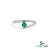 Elegant Oval Emerald Ring in Gold – Minimalist Style