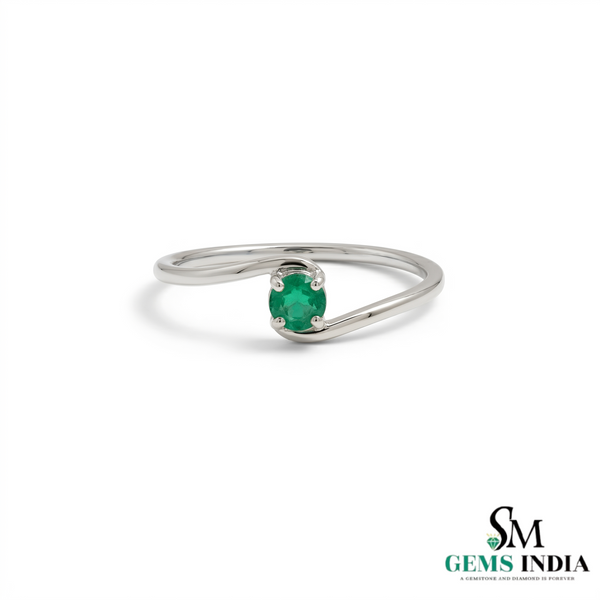 Elegant Oval Emerald Ring in Gold – Minimalist Style