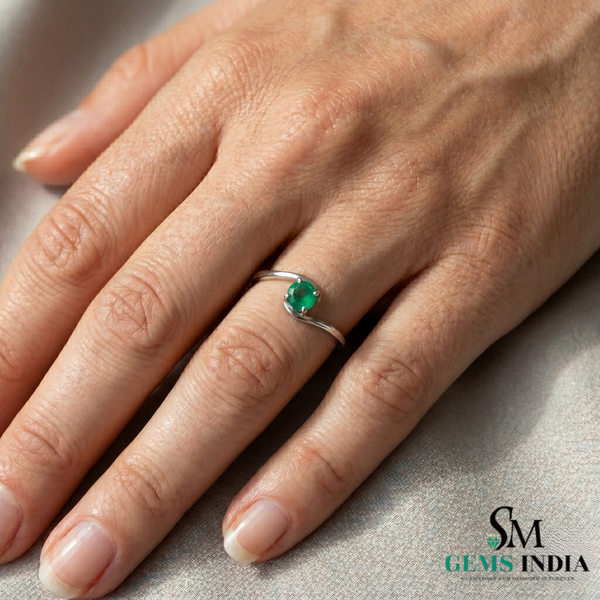 Elegant Oval Emerald Ring in Gold – Minimalist Style