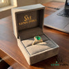 Verlobungsring mit 2 Karat Natur-Smaragd im Kissenschliff in 14 Karat Gold, minimalistischer, feiner Schmuck.