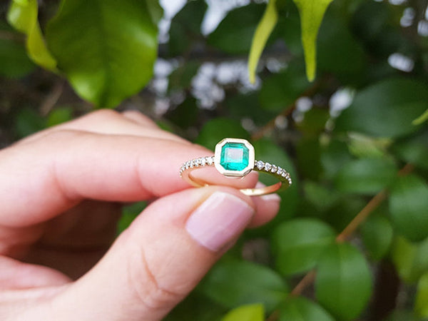 0.90 Carat Emerald-Cut Green Emerald & Diamond Band Ring in 14K Gold