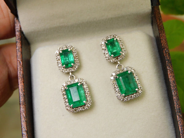 7,80 ct dunkelgrüne Statement-Ohrhänger mit großen sambischen Smaragden im Smaragd- und Ovalschliff, 18 Karat Gold, Smaragdohrringe, ovale Smaragdstifte (Kopie)