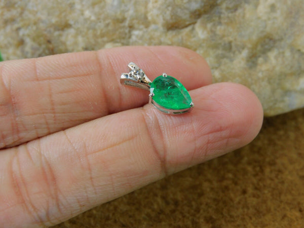 1.90 carat Natural Teardrop Emerald Pendant Necklace in 14k Gold with Diamond Accent