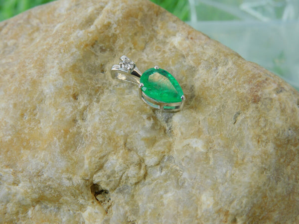 1.90 carat Natural Teardrop Emerald Pendant Necklace in 14k Gold with Diamond Accent
