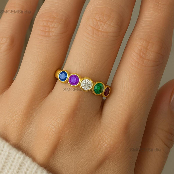 Doppelter Smaragd-Ring in offenem Design aus 14 Karat Gold – Band mit quadratisch und rund geschliffenen grünen Edelsteinen