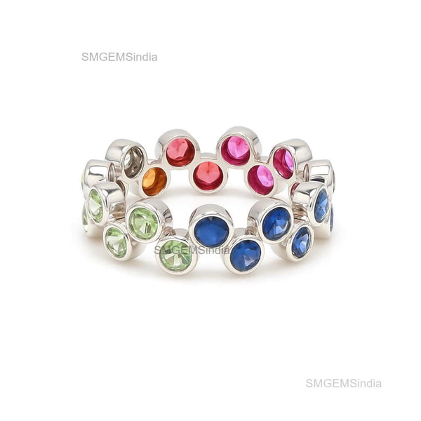 Doppelter Smaragd-Ring in offenem Design aus 14 Karat Gold – Band mit quadratisch und rund geschliffenen grünen Edelsteinen