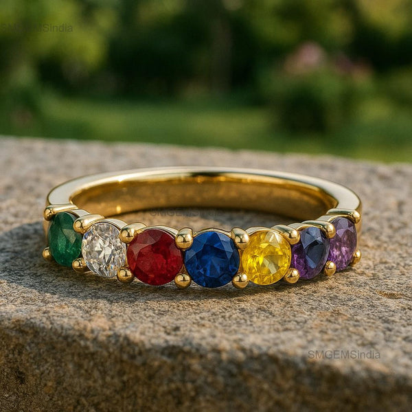 Doppelter Smaragd-Ring in offenem Design aus 14 Karat Gold – Band mit quadratisch und rund geschliffenen grünen Edelsteinen