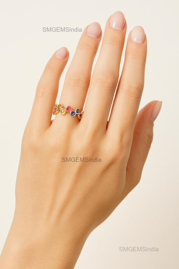 Doppelter Smaragd-Ring in offenem Design aus 14 Karat Gold – Band mit quadratisch und rund geschliffenen grünen Edelsteinen