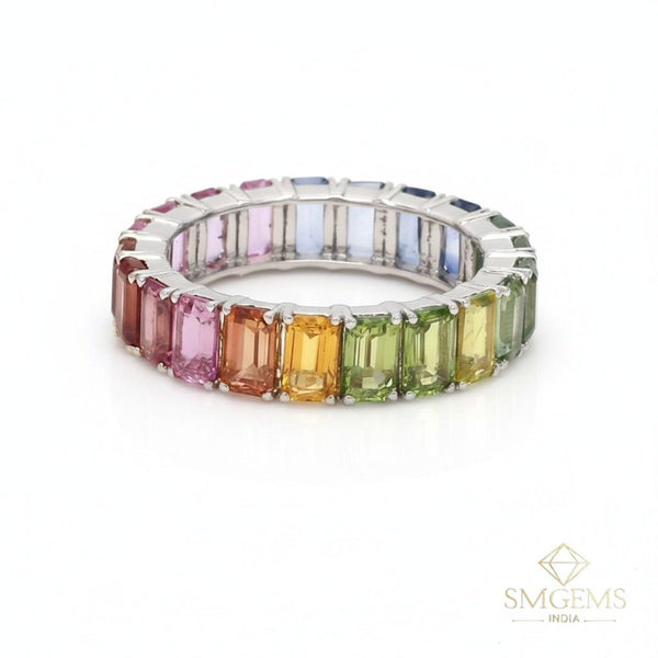 Doppelter Smaragd-Ring in offenem Design aus 14 Karat Gold – Band mit quadratisch und rund geschliffenen grünen Edelsteinen