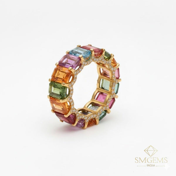 Doppelter Smaragd-Ring in offenem Design aus 14 Karat Gold – Band mit quadratisch und rund geschliffenen grünen Edelsteinen