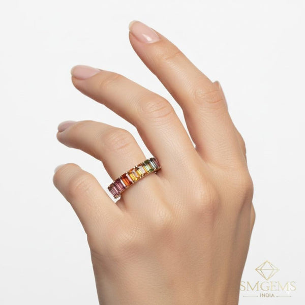 Doppelter Smaragd-Ring in offenem Design aus 14 Karat Gold – Band mit quadratisch und rund geschliffenen grünen Edelsteinen