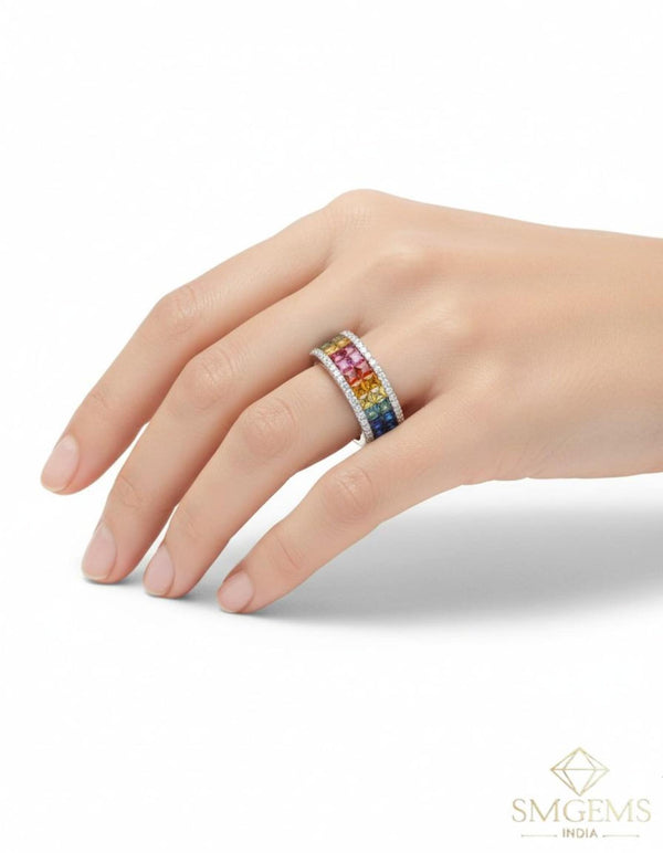 Doppelter Smaragd-Ring in offenem Design aus 14 Karat Gold – Band mit quadratisch und rund geschliffenen grünen Edelsteinen