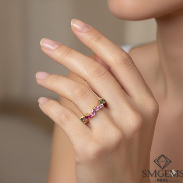 Doppelter Smaragd-Ring in offenem Design aus 14 Karat Gold – Band mit quadratisch und rund geschliffenen grünen Edelsteinen