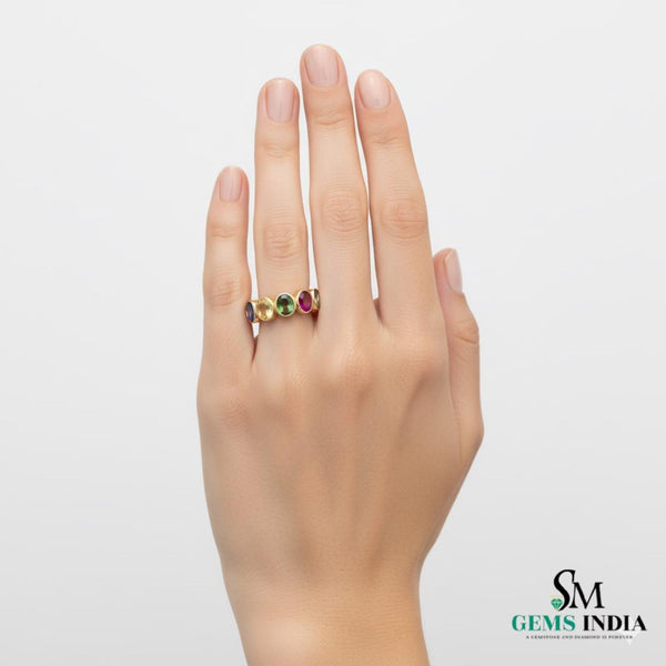 Doppelter Smaragd-Ring in offenem Design aus 14 Karat Gold – Band mit quadratisch und rund geschliffenen grünen Edelsteinen