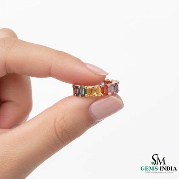 Doppelter Smaragd-Ring in offenem Design aus 14 Karat Gold – Band mit quadratisch und rund geschliffenen grünen Edelsteinen