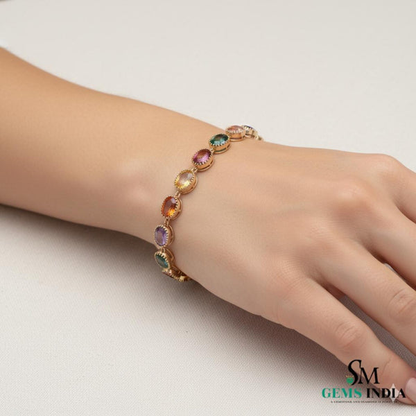 Doppelter Smaragd-Ring in offenem Design aus 14 Karat Gold – Band mit quadratisch und rund geschliffenen grünen Edelsteinen