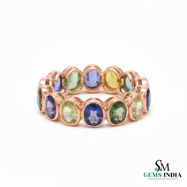 Doppelter Smaragd-Ring in offenem Design aus 14 Karat Gold – Band mit quadratisch und rund geschliffenen grünen Edelsteinen