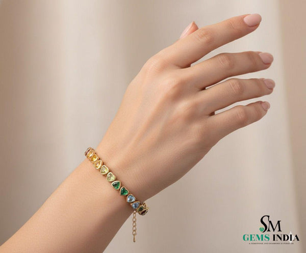 Doppelter Smaragd-Ring in offenem Design aus 14 Karat Gold – Band mit quadratisch und rund geschliffenen grünen Edelsteinen