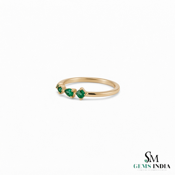 Doppelter Smaragd-Ring in offenem Design aus 14 Karat Gold – Band mit quadratisch und rund geschliffenen grünen Edelsteinen