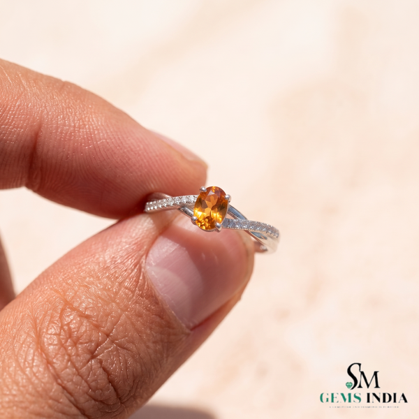 Doppelter Smaragd-Ring in offenem Design aus 14 Karat Gold – Band mit quadratisch und rund geschliffenen grünen Edelsteinen