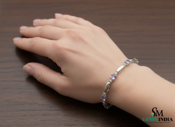 Doppelter Smaragd-Ring in offenem Design aus 14 Karat Gold – Band mit quadratisch und rund geschliffenen grünen Edelsteinen