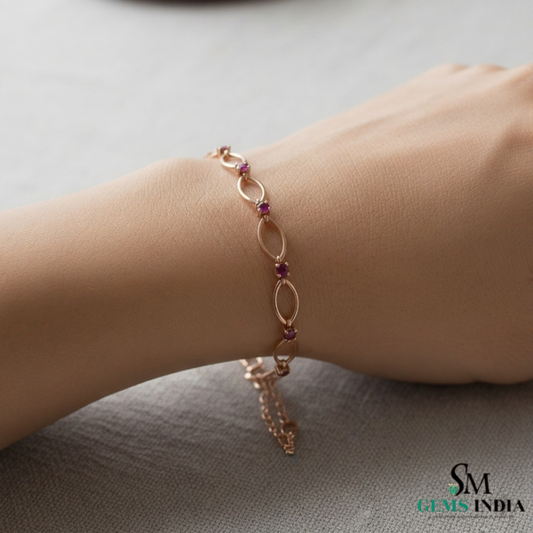 Doppelter Smaragd-Ring in offenem Design aus 14 Karat Gold – Band mit quadratisch und rund geschliffenen grünen Edelsteinen