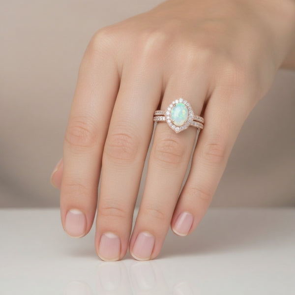 Doppelter Smaragd-Ring in offenem Design aus 14 Karat Gold – Band mit quadratisch und rund geschliffenen grünen Edelsteinen