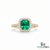 Verlobungsring mit 2 Karat Natur-Smaragd im Kissenschliff in 14 Karat Gold, minimalistischer, feiner Schmuck.