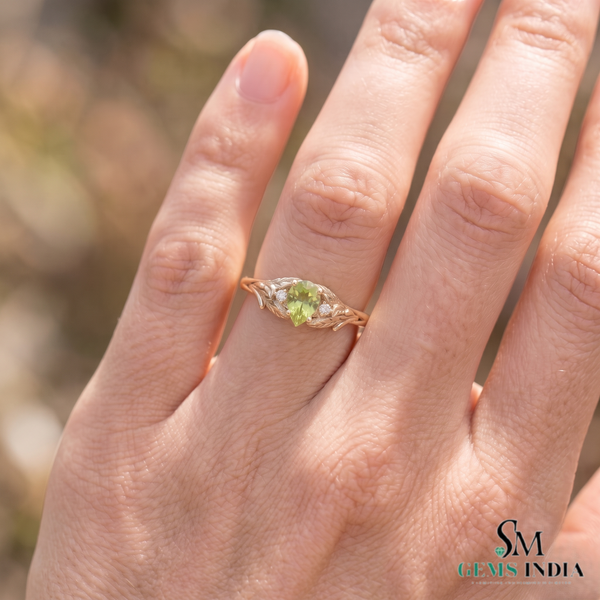 Doppelter Smaragd-Ring in offenem Design aus 14 Karat Gold – Band mit quadratisch und rund geschliffenen grünen Edelsteinen