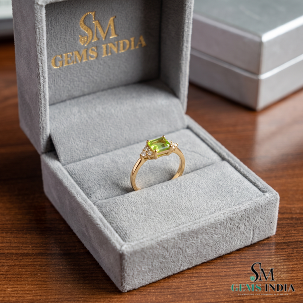 Doppelter Smaragd-Ring in offenem Design aus 14 Karat Gold – Band mit quadratisch und rund geschliffenen grünen Edelsteinen