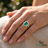 Verlobungsring mit 2 Karat Natur-Smaragd im Kissenschliff in 14 Karat Gold, minimalistischer, feiner Schmuck.