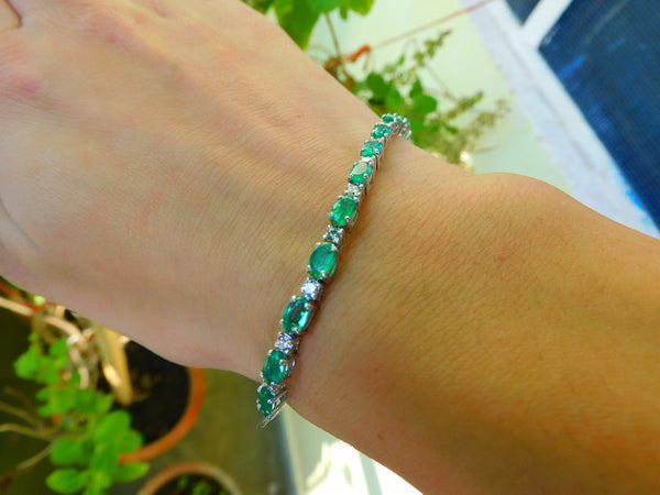 Tennisarmband aus Natur-Smaragden im Ovalschliff und Diamanten in Gold | Tennisarmband aus Natur-Smaragden und Diamanten in Gold | Tennisarmband mit großen Smaragden im Ovalschliff