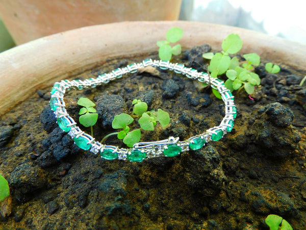 Tennisarmband aus Natur-Smaragden im Ovalschliff und Diamanten in Gold | Tennisarmband aus Natur-Smaragden und Diamanten in Gold | Tennisarmband mit großen Smaragden im Ovalschliff