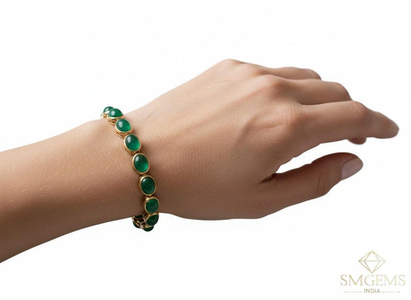 Tennisarmband aus Natur-Smaragden im Ovalschliff und Diamanten in Gold | Tennisarmband aus Natur-Smaragden und Diamanten in Gold | Tennisarmband mit großen Smaragden im Ovalschliff