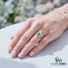 Doppelter Smaragd-Ring in offenem Design aus 14 Karat Gold – Band mit quadratisch und rund geschliffenen grünen Edelsteinen